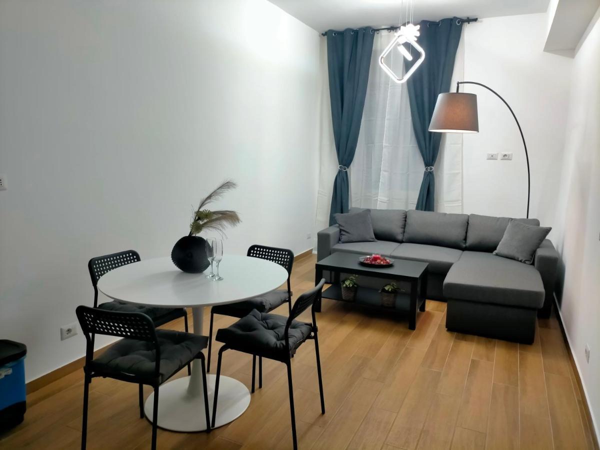 Apartment Red Roses Domus