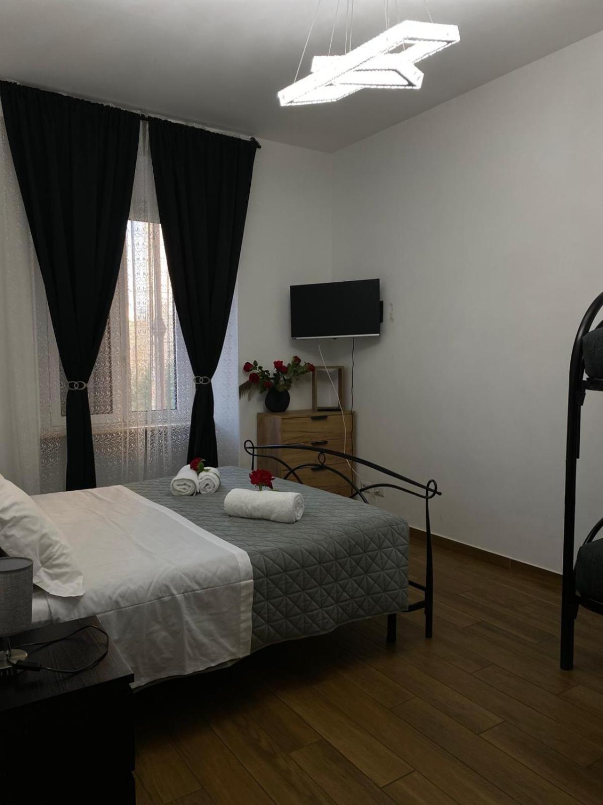 Red Roses Domus Rom